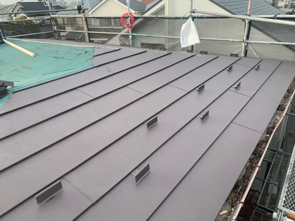 屋根葺き替え工事　ガルバリウム鋼板