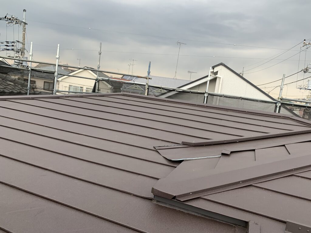 屋根葺き替え工事　ガルバリウム鋼板