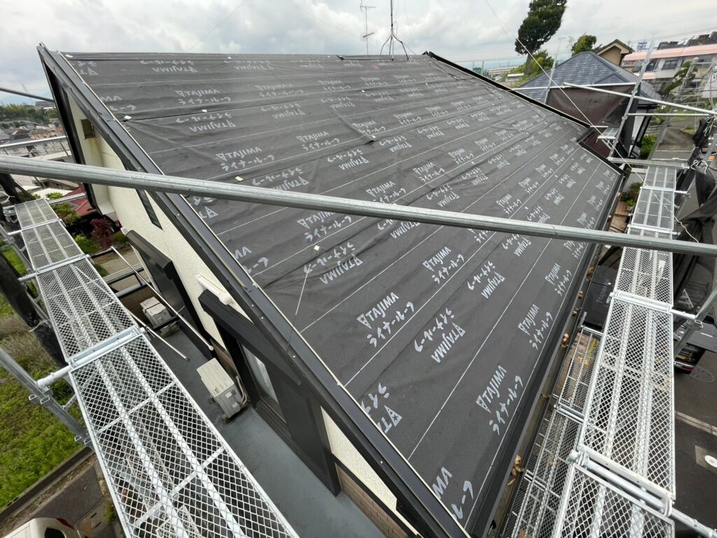 屋根重ね葺き工事　ジンガリウム鋼板　ディーズルーフィング　ローマン