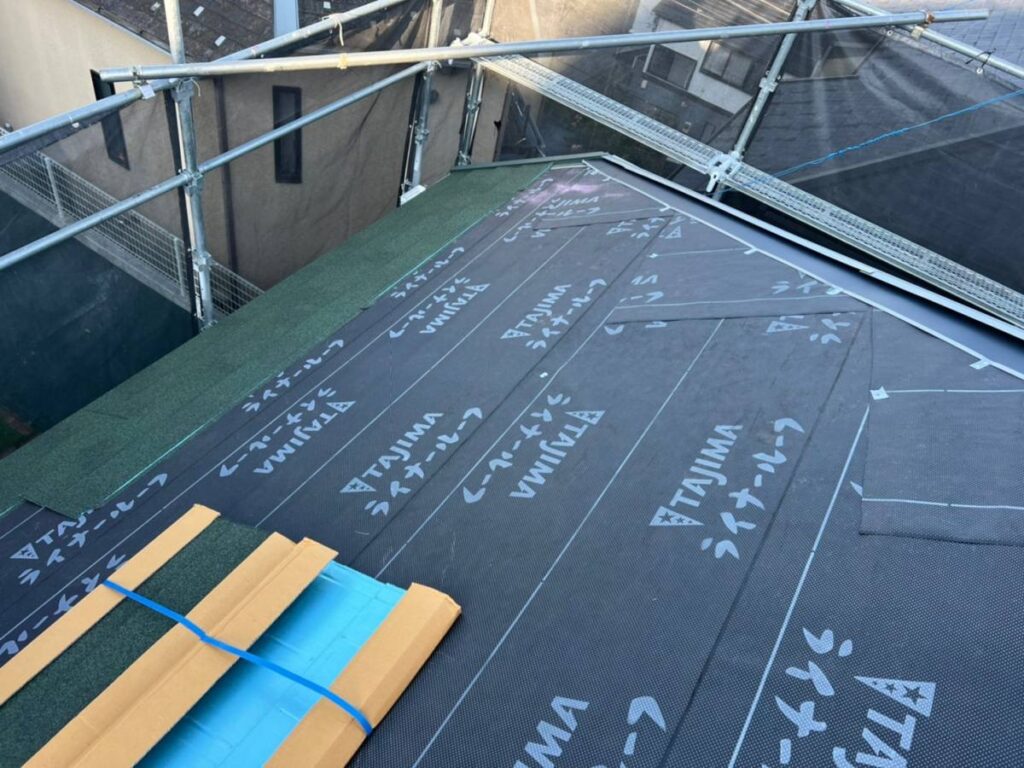 屋根重ね葺き工事　太陽光パネル脱着　ジンガリウム鋼板　ディーズルーフィング　ディプロマットスター
